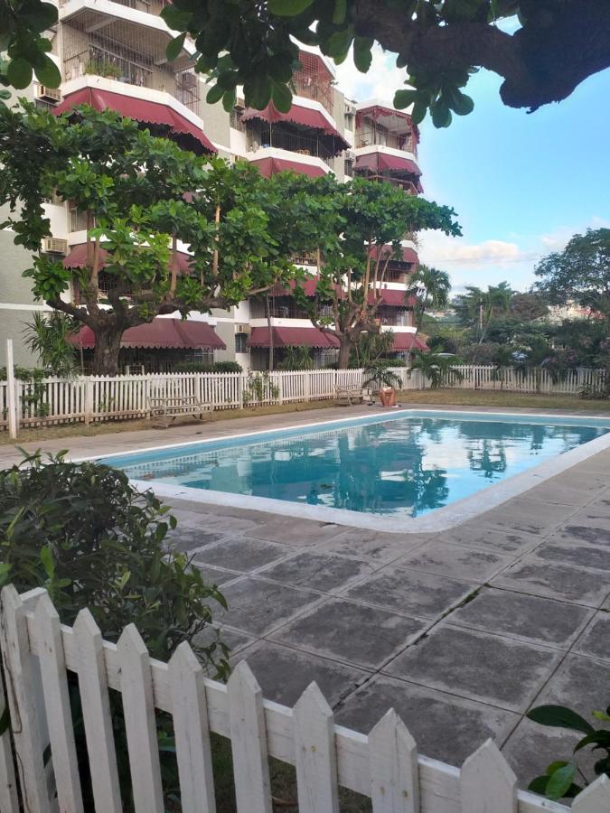 Rooms By The Pool Кингстон Экстерьер фото